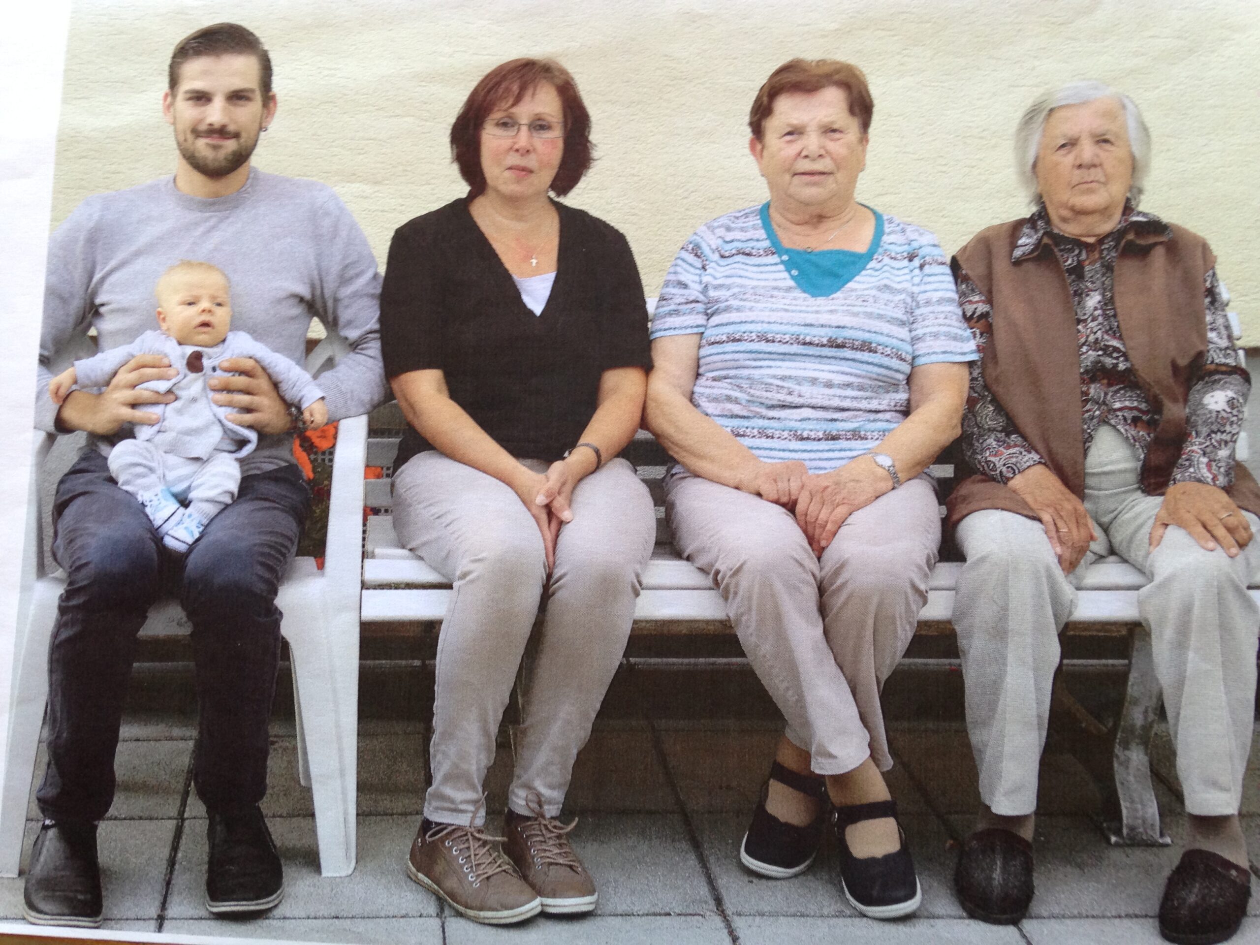 Cinco generaciones de una familia juntas
